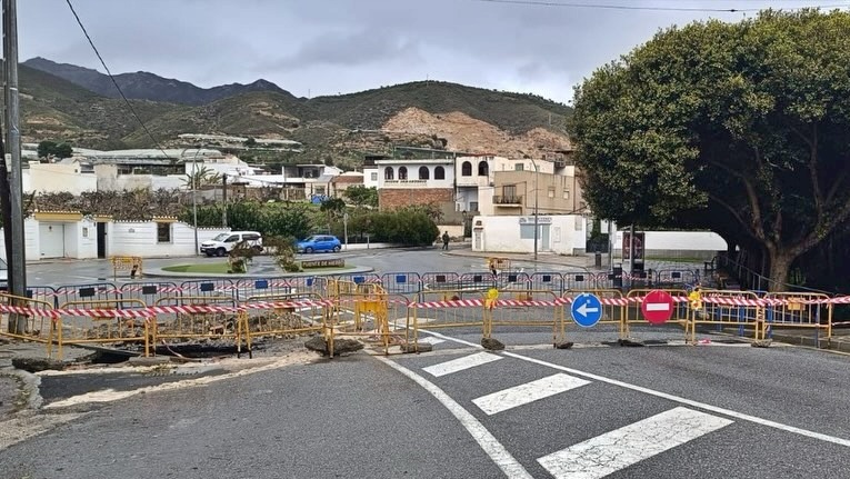 Los daños en la calzada por la lluvia cortan el acceso principal al anejo de Lobres