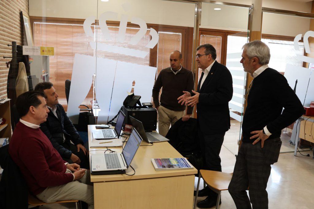 El subdelegado visita la oficina de Órgiva que centraliza la atención a los afectados por el tren de borrascas en La Alpujarra