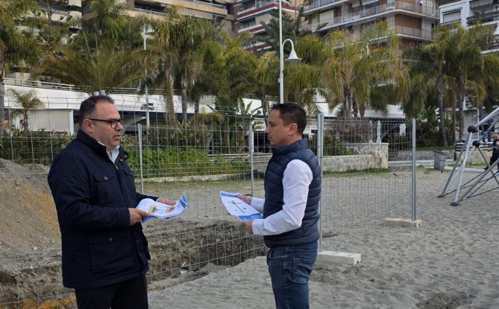 La concejalía de Parques y Jardines inicia la renovación de la zona infantil de playa Puerta del Mar, frente al paseo del Altillo